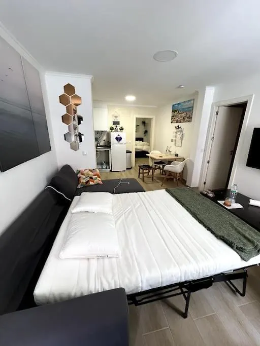リスボンArtistic Digital Getaway - Patio & Great Location!アパートメント 0*, リスボン