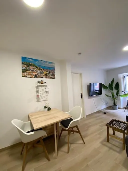 リスボンArtistic Digital Getaway - Patio & Great Location!アパートメント アパート