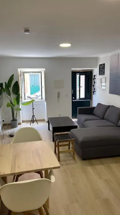 アパート リスボンArtistic Digital Getaway - Patio & Great Location!アパートメント ポルトガル